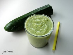 osvezujici-okurkovy-smoothie-s-kokosovou-moukou.jpg